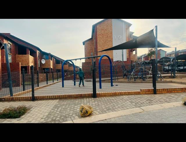 2 BEDROOM FLAT FOR SALE IN OLIFANTSVLEI
